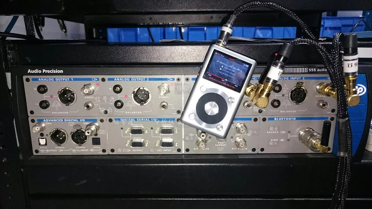 El reproductor portátil Fiio X3II junto al Audio Precision 555.