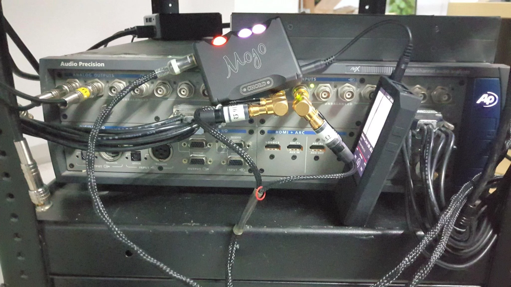 El DAC/AMP Chord Mojo durante las pruebas con el AP585.