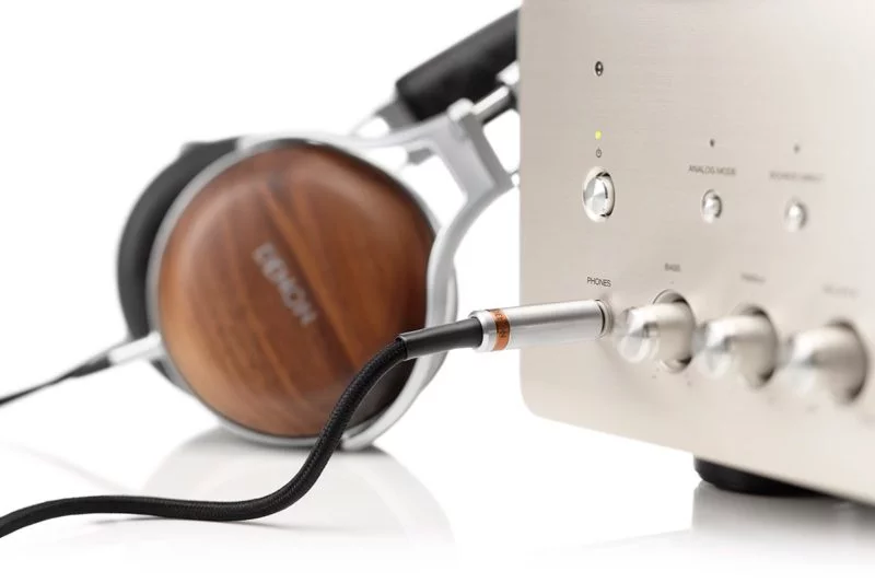 Denon AH-7200 Closed-back circumaural headphones