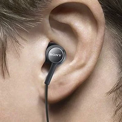 Tipos de auriculares, in ear cable hacia abajo.